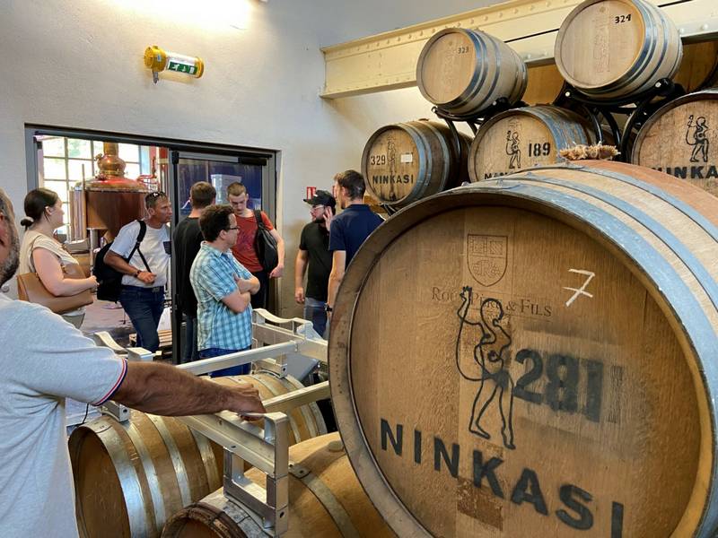 Beim Besuch der Ninkasi-Bierbrauerei Ende Juli erlebte das Team einen freundschaftlichen Moment.